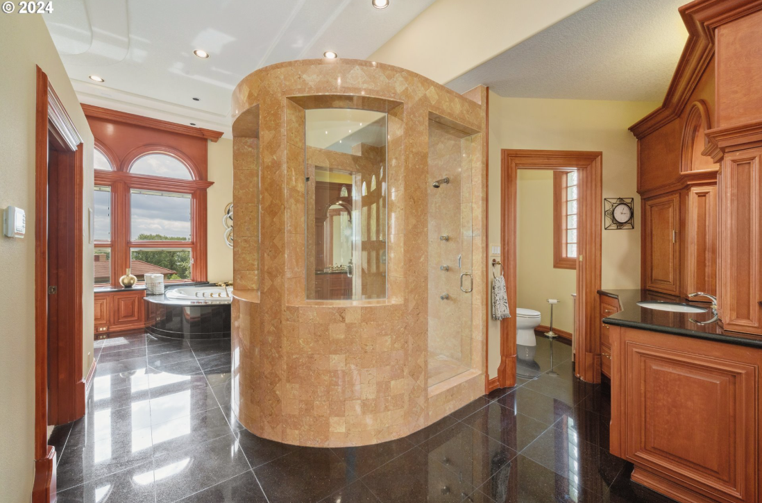 GATED LAKEVIEW OASIS: RESORT-STYLE LIVING REDEFINED